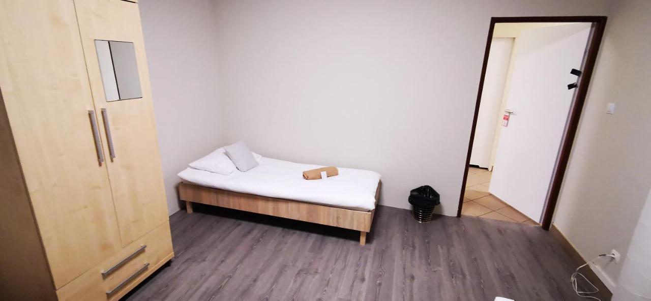 Hostel Powstaniec Wola - Private Rooms Varsovie Extérieur photo