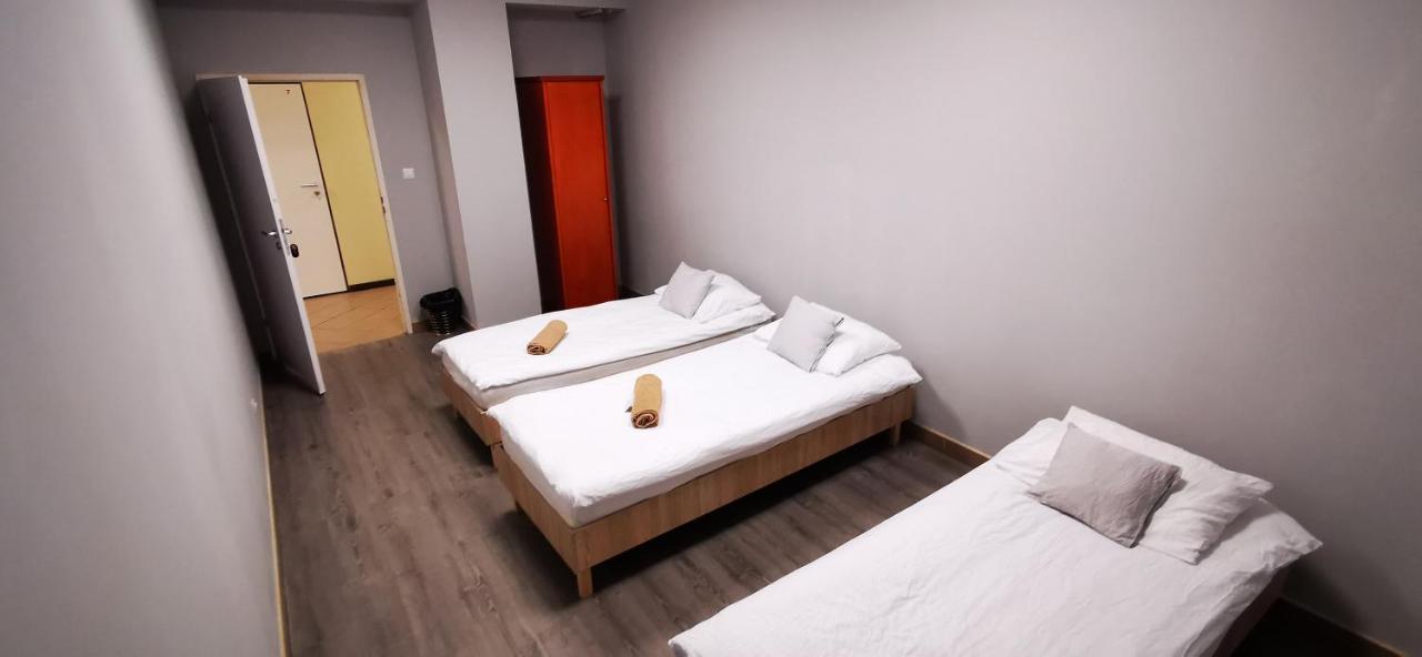 Hostel Powstaniec Wola - Private Rooms Varsovie Extérieur photo