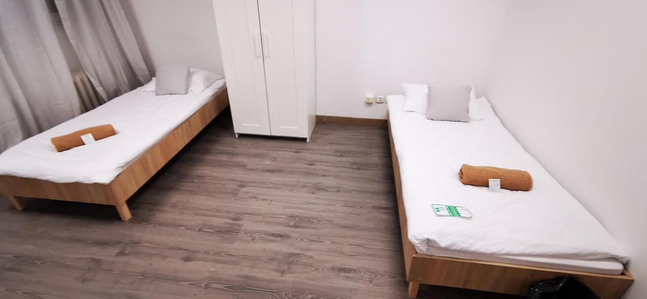 Hostel Powstaniec Wola - Private Rooms Varsovie Extérieur photo